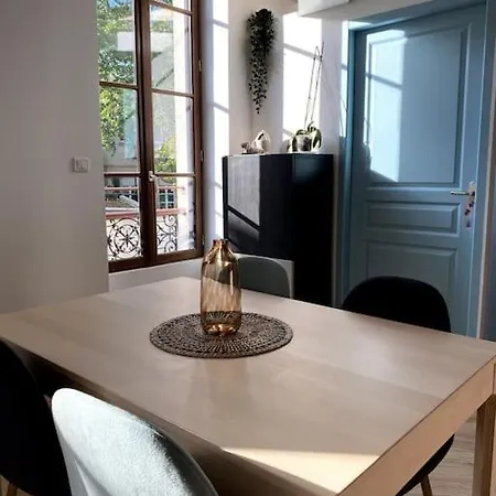 Cozy Mezzanine Hideaway Apartment Nimes